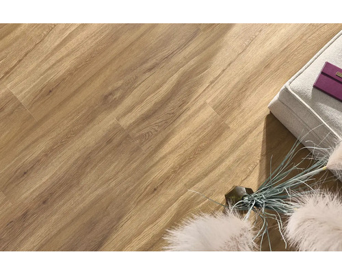 Detail laminátovej podlahy s dreveným vzhľadom, lavice a dekorácie