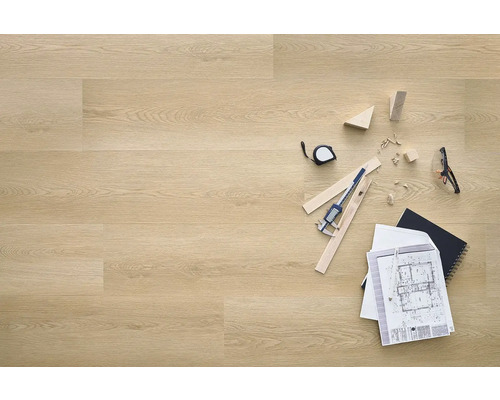 Svetlá drevená podlaha s náradím, plány budov a kúsky dreva
