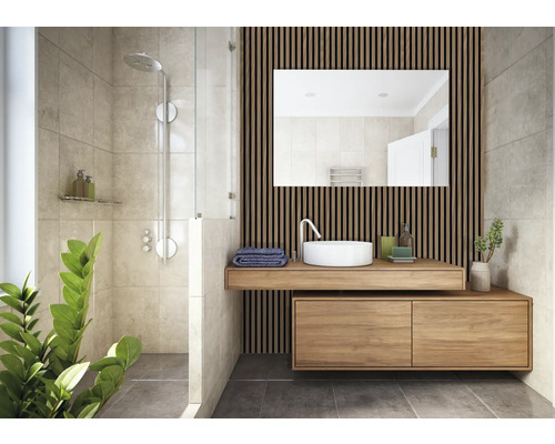 Moderná kúpeľňa so sprchou, umývadlom a zrkadlom