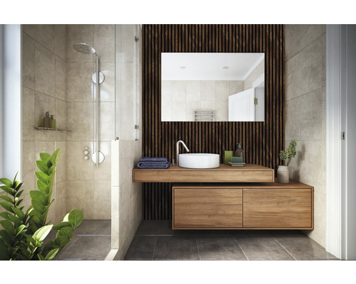 Kúpeľňa so sprchou, umývadlom, zrkadlom a dreveným obkladom