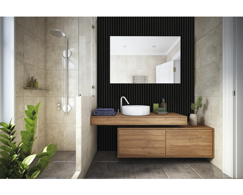 Svetlá kúpeľňa so sprchou, umývadlom so zrkadlom a drevenými prvkami