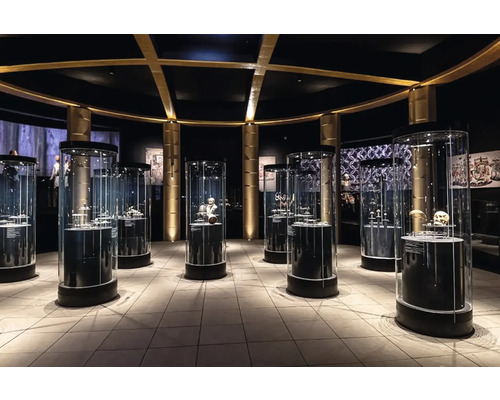 Interiér múzea s exponátmi vo vitrínach