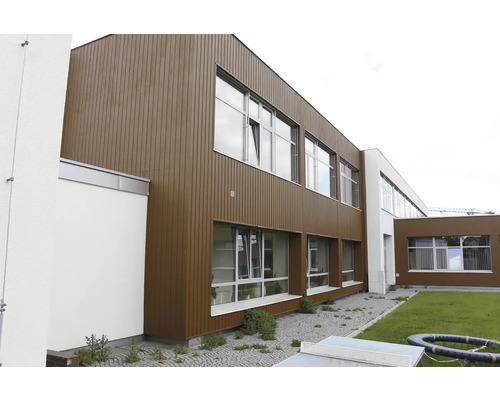 Vonkajší pohľad na budovu s drevenou fasádou a oknami