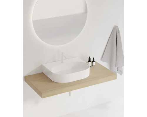 Moderná kúpeľňa s okrúhlym zrkadlom, umývadlom a uterákom