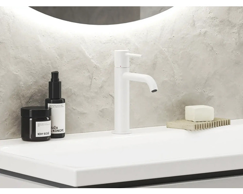 Moderné kúpeľňové umývadlo s batériou a kozmetickými produktmi