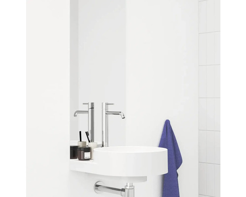 Svetlá kúpeľňa s okrúhlym umývadlom a vodovodnou batériou