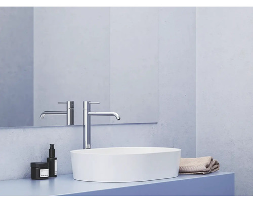 Moderná kúpeľňa s umývadlom na dosku, batériou a zrkadlom