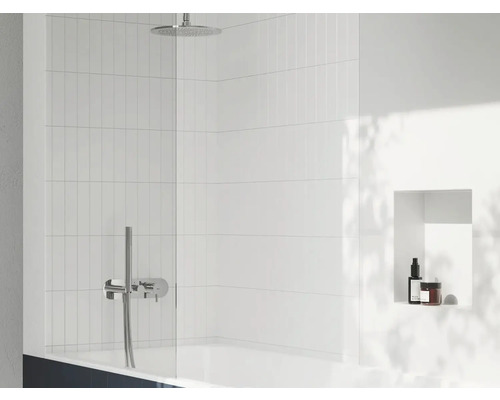 Moderná kúpeľňa s vaňou, sprchovou zástenou a nástennou batériou