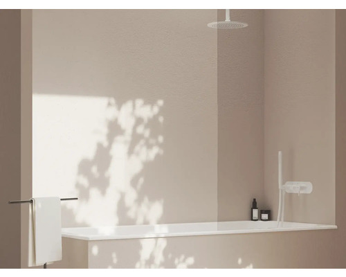 Kúpeľňa s vaňou, uterákom a sprchovou hlavicou