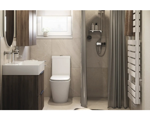 Kúpeľňa s umývadlom, toaletou, sprchou a ohrievačom uterákov.