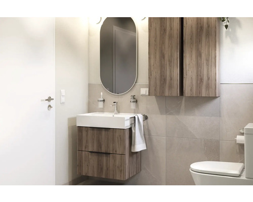 Kúpeľňa s umývadlom, zrkadlovou skrinkou a toaletou