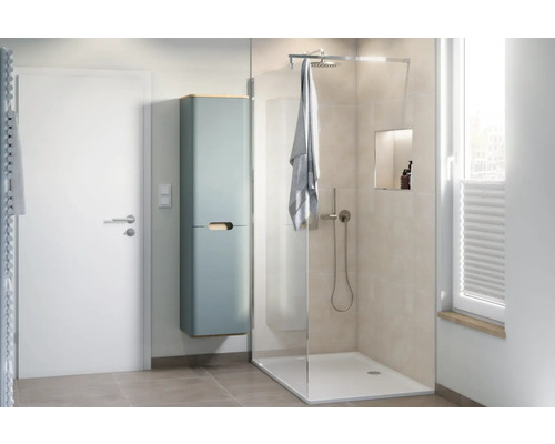 Moderná kúpeľňa so sprchou, umývadlom a uterákom