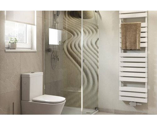 Moderná kúpeľňa s toaletou, sprchou a radiátorom s uterákom