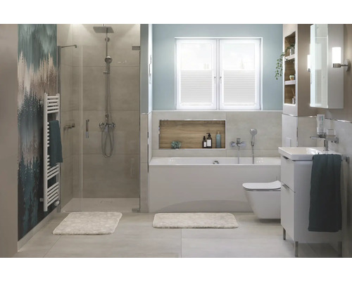 Svetlá kúpeľňa so sprchou, vaňou, umývadlom a toaletou.