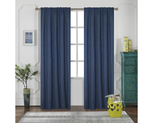 Dva modré závesy visia pred oknom v jasnej miestnosti.