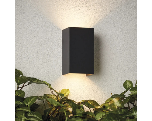 Čierne kovové vonkajšie nástenné svietidlo so svetelným efektom