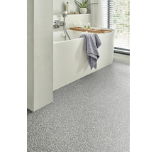 Moderná kúpeľňa s vaňou, uterákom a štruktúrovanou podlahovou krytinou