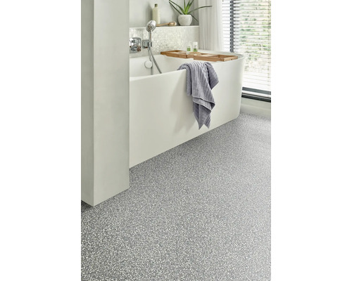 Moderná kúpeľňa s vaňou, uterákom a štruktúrovanou podlahovou krytinou