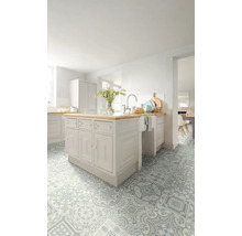 Svetlá kuchyňa s kuchynským ostrovčekom a vzorovanou podlahou