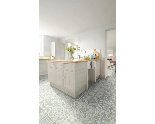 Svetlá kuchyňa s kuchynským ostrovčekom a vzorovanou podlahou