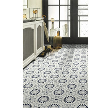 Dekoratívne podlahové dlaždice s geometrickým vzorom v kúpeľni.