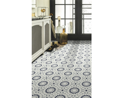 Dekoratívne podlahové dlaždice s geometrickým vzorom v kúpeľni.