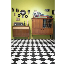 Retro izba s nábytkom, dekoráciami a šachovnicovou podlahou