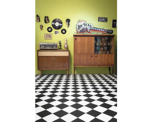 Retro izba s nábytkom, dekoráciami a šachovnicovou podlahou