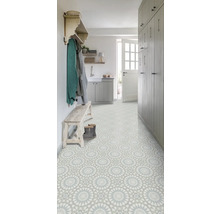 Vstupný priestor so vzorovanou podlahovou krytinou, šatňou a lavicou