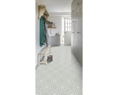 Vstupný priestor so vzorovanou podlahovou krytinou, šatňou a lavicou