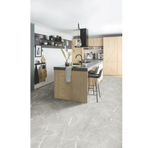 Svetlá kuchyňa s kuchynským ostrovčekom, barovými stoličkami a sivou mramorovou podlahou