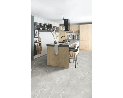 Svetlá kuchyňa s kuchynským ostrovčekom, barovými stoličkami a sivou mramorovou podlahou