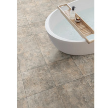 Kúpeľňa so štvorcovými dlaždicami a vaňou