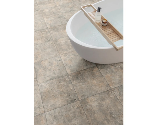 Kúpeľňa so štvorcovými dlaždicami a vaňou