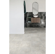 Moderná kúpeľňa so sivou dlažbou, umývadlom a zrkadlom