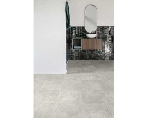 Moderná kúpeľňa so sivou dlažbou, umývadlom a zrkadlom