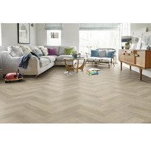 Svetlá obývacia izba s parketovou podlahou v tvare rybej kosti, pohovkou a dreveným nábytkom