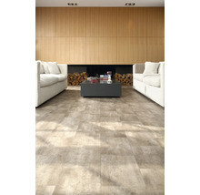 Svetlá obývacia izba s vinylovou podlahou s kamenným vzhľadom, pohovkami a krbovým drevom