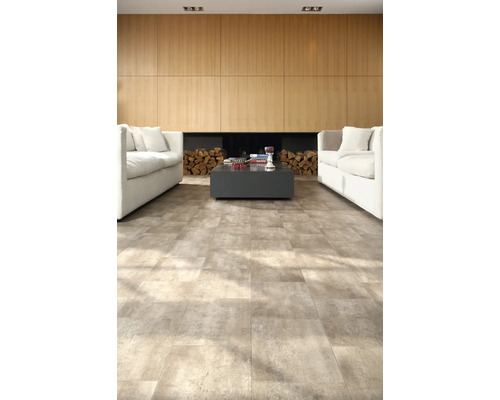 Svetlá obývacia izba s vinylovou podlahou s kamenným vzhľadom, pohovkami a krbovým drevom