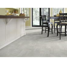 Svetlá miestnosť s dlažbou v štvorcovom usporiadaní a kuchynským ostrovčekom s barovými stoličkami