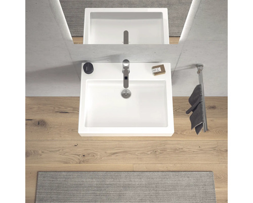 Pohľad zhora na umývadlo s batériou, mydlom a držiakom na uteráky v kúpeľni