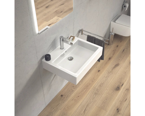 Kúpeľňa s obdĺžnikovým umývadlom na stenu, vodovodnou batériou a držiakom na uteráky