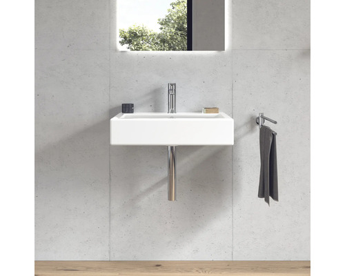 Moderná kúpeľňa s bielym umývadlom, batériou, držiakom na uteráky a zrkadlom s osvetlením.