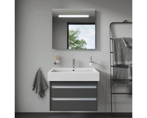 Moderná kúpeľňa s umývadlovou skrinkou, zrkadlom, držiakom na uteráky a doplnkami.