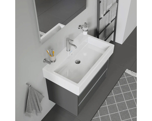 Umývadlo so skrinkou, batéria, dávkovač mydla a držiak na uteráky v kúpeľni