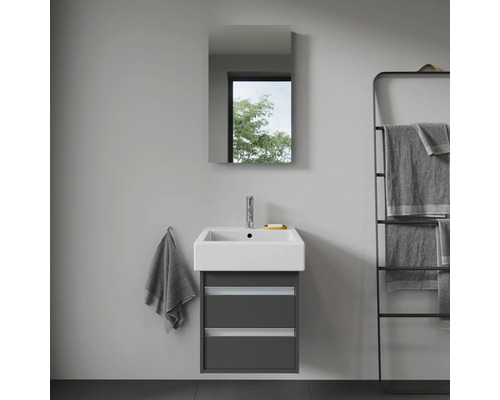 Kúpeľňa s umývadlovou skrinkou, zrkadlom a držiakom na uteráky