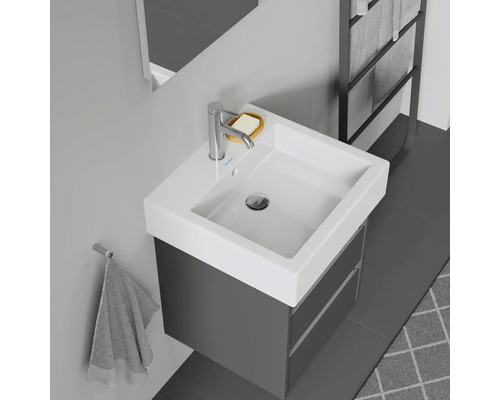 Moderná kúpeľňa s umývadlom, vodovodnou batériou, mydlom a uterákom