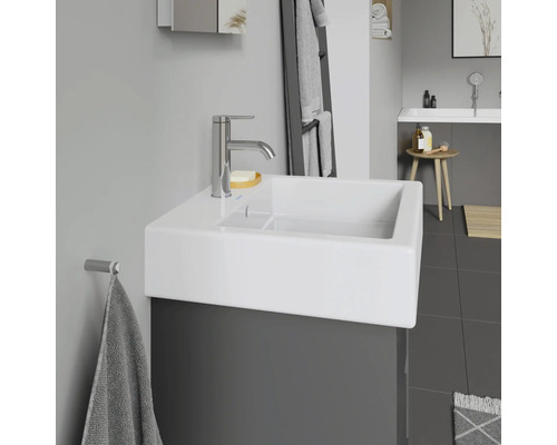 Moderná kúpeľňa s umývadlom, vodovodnou batériou a držiakom na uteráky