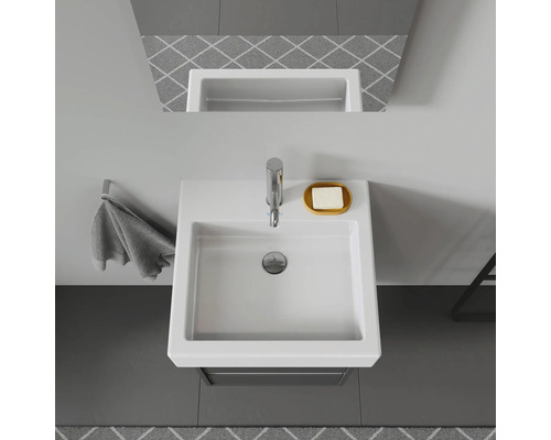 Pohľad zhora na umývadlo s batériou, mydlom a uterákom