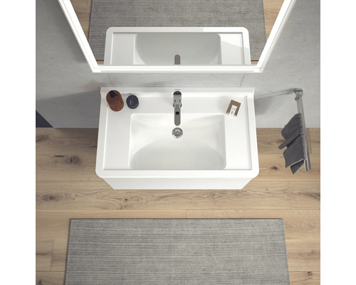 Kúpeľňové umývadlo s batériou, zrkadlom a držiakom na uteráky vo svetlej kúpeľni